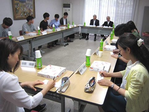 在学生とも昼食をとりながら懇談