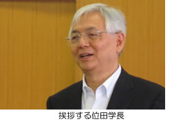 挨拶する佐和学長