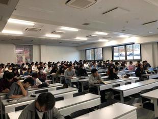 Ⅱ7.COO+講演会第1回ジンズ講演会 学生の様子.jpg