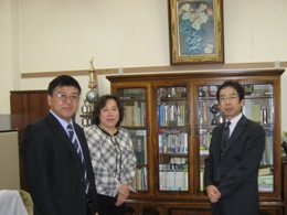 学部長表敬訪問〈左から劉波金融学院副院長、劉暁梅教授、三ツ石学部長）