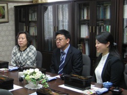 学長表敬訪問（左から劉暁梅教授、劉波金融学院副院長、通訳の張路路さん）