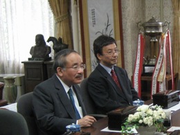 学長表敬訪問(左から佐和学長、北村理事)