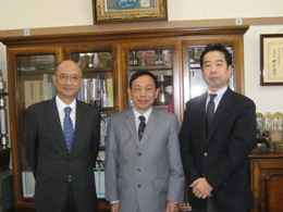 左から小田野教授、グエンニュビン博士、三ツ石経済学部長</td>