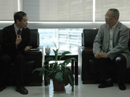 中国保険学会会長罗忠敏氏（右）と会談する久保教授