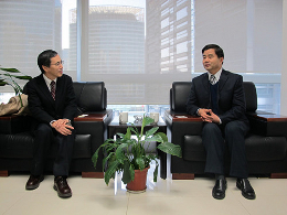 懇談の様子（孙沛城会長（右）と久保英也教授（左））