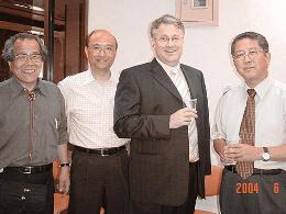右から成瀬学長、オキャラハン教授、小田野リスク研究センター長、酒井国際顧問メンバー