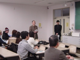 司会の中野教授と鈴木健二郎氏