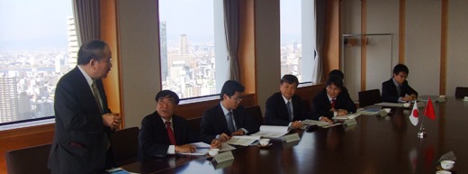 表敬訪問で挨拶する佐和隆光滋賀大学学長（左端）