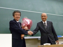 前リスク研究センター長小田野先生からの花束贈呈