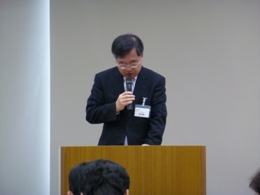 挨拶されるチェ啓明大学副総長