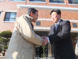 1月訪問時に握手を交わす久保教授とBae教授