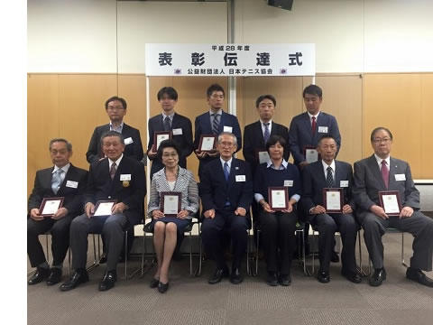（前列中央）日本テニス協会 畔柳信雄会長（その右側）道上静香教授