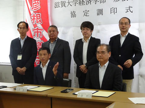 八木議長と小倉学部長(前列右)