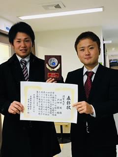 賞状と楯を手に記念撮影
