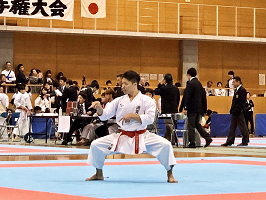 男子個人形競技で優勝を成し遂げた福井さん