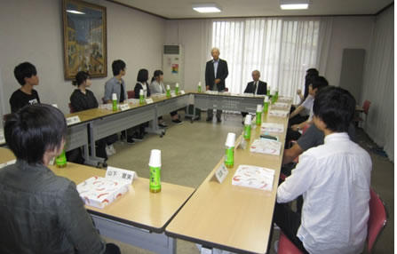 在学生と昼食をとりながら懇談