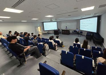 経済学研究科の主催で学修奨励賞表彰式ならびに5年一貫教育プログラムの説明会が行われましたのサムネイル