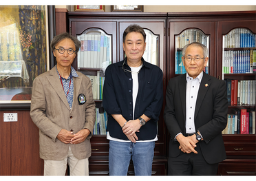 陵水会タイ国支部長・川村憲司氏が竹村彰通学長を表敬訪問のサムネイル